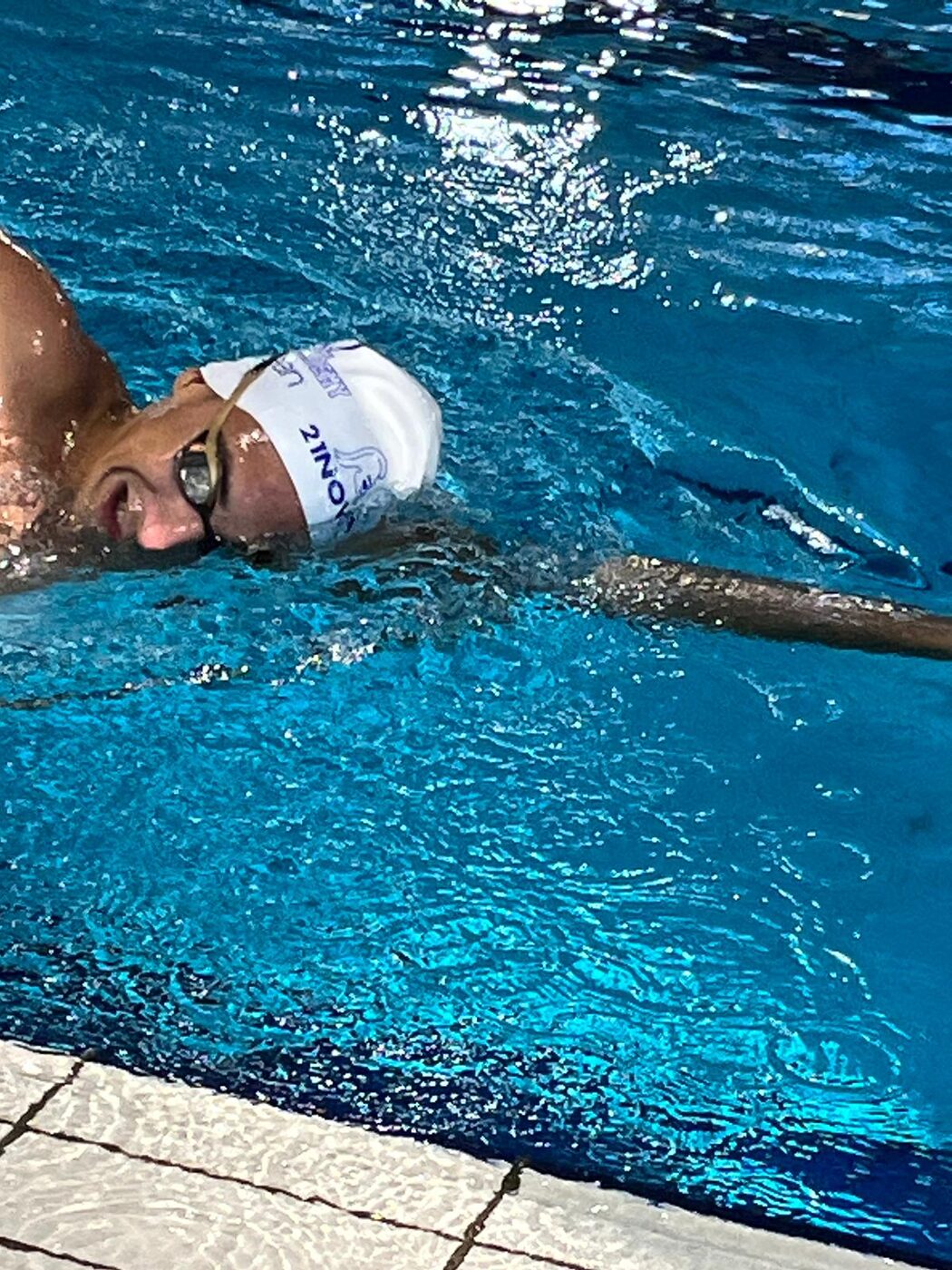 Nuotatore con cuffia 21Nove in acqua